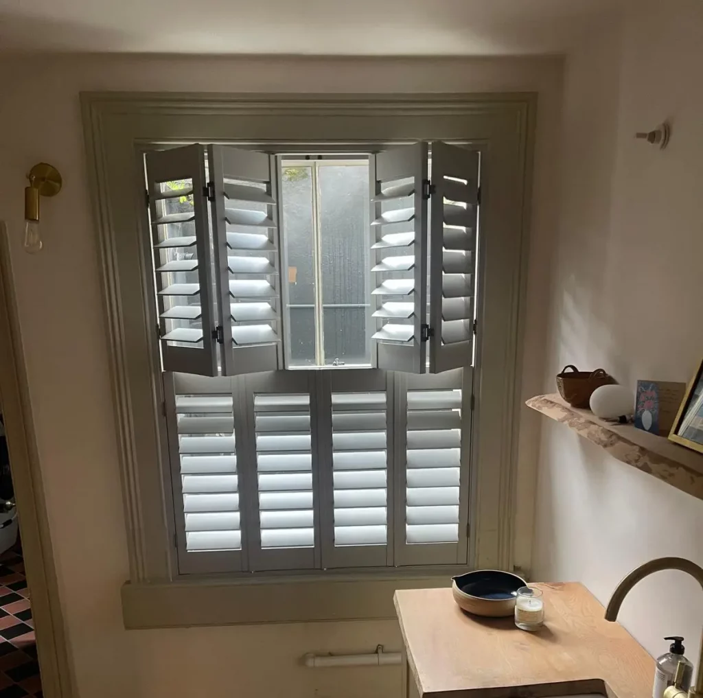 Tier on tier plantation shutters